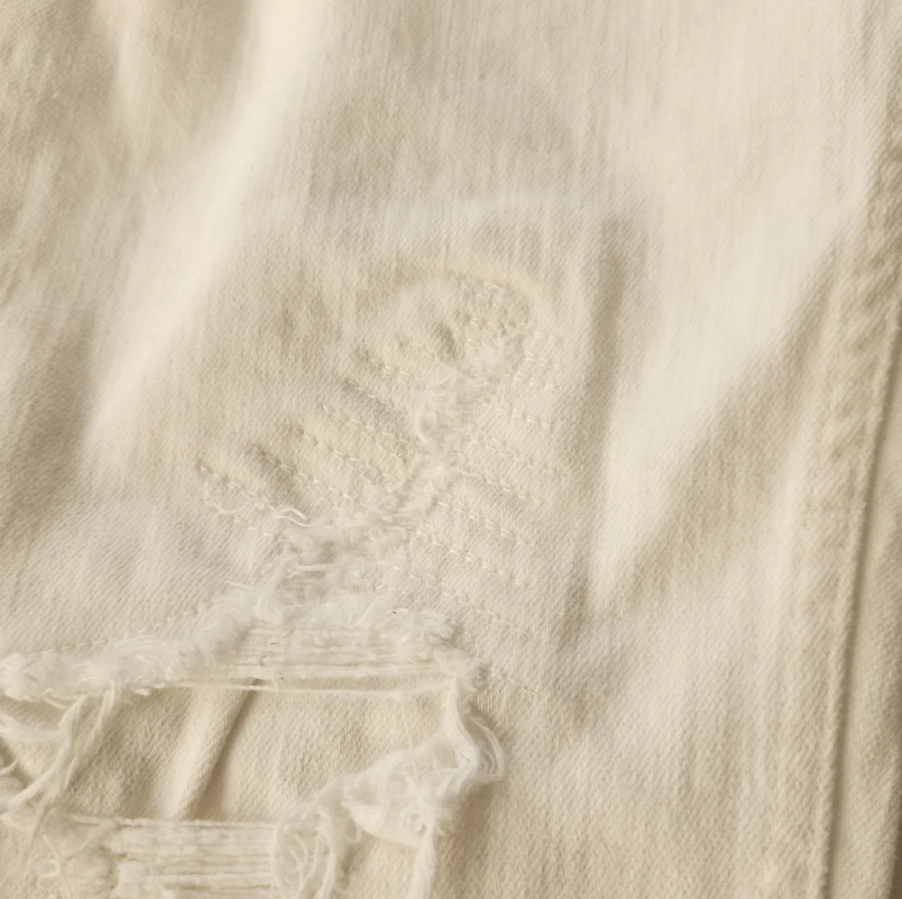 NWOT- Zara Men's White Distress Skinny Jeans - Picture 5 of 11